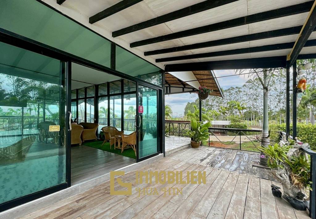 3 Schlafzimmer Pool Villa + Coffee Shop auf einem 10 Rai (16.000 qm) großen Land in Khao Kalok