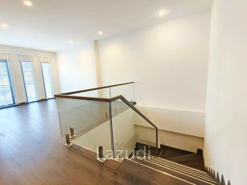 4 Bed 5 Bath 330 SQ.M House in Soi Sukhumvit 65