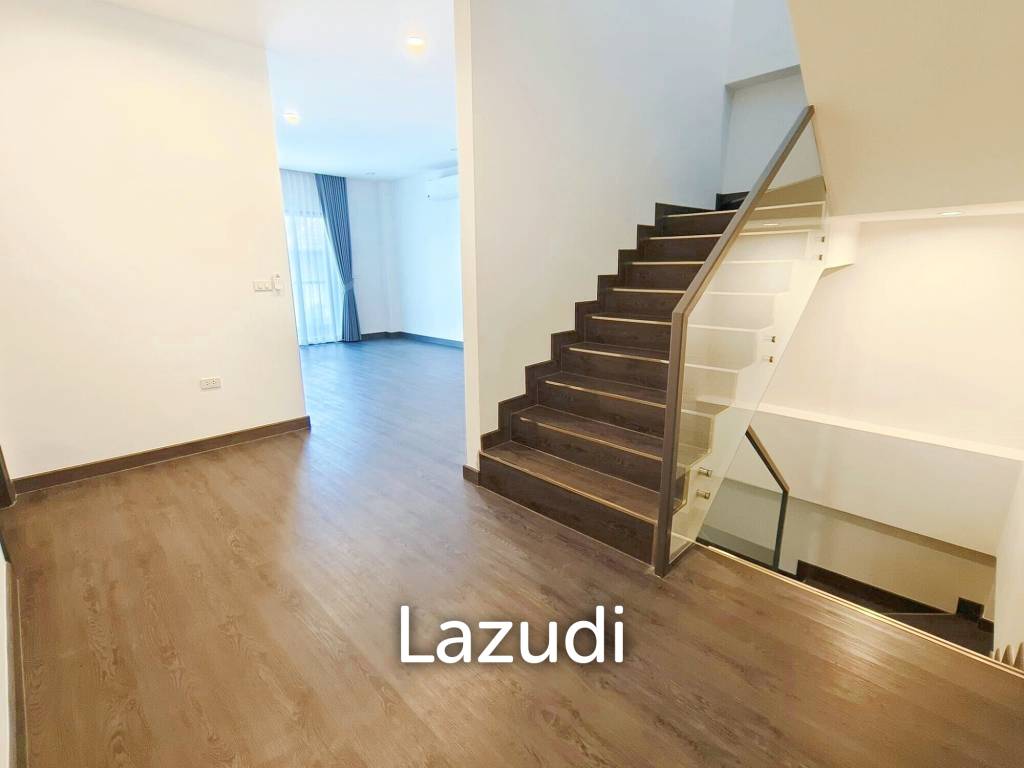 4 Bed 5 Bath 330 SQ.M House in Soi Sukhumvit 65