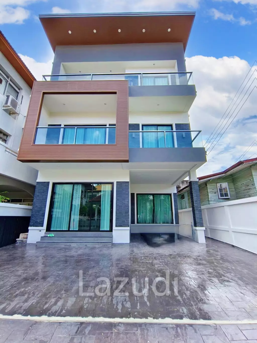 4 Bed 5 Bath 330 SQ.M House in Soi Sukhumvit 65