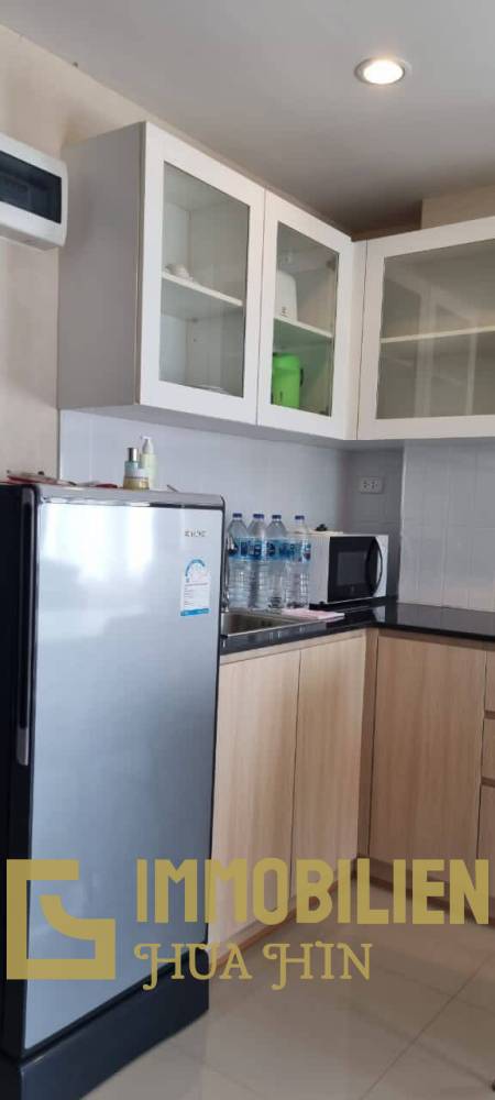 88 Condo: Vollständig möblierte Eigentumswohnung mit 1 Schlafzimmer und 1 Badezimmer mit Blick auf die Stadt