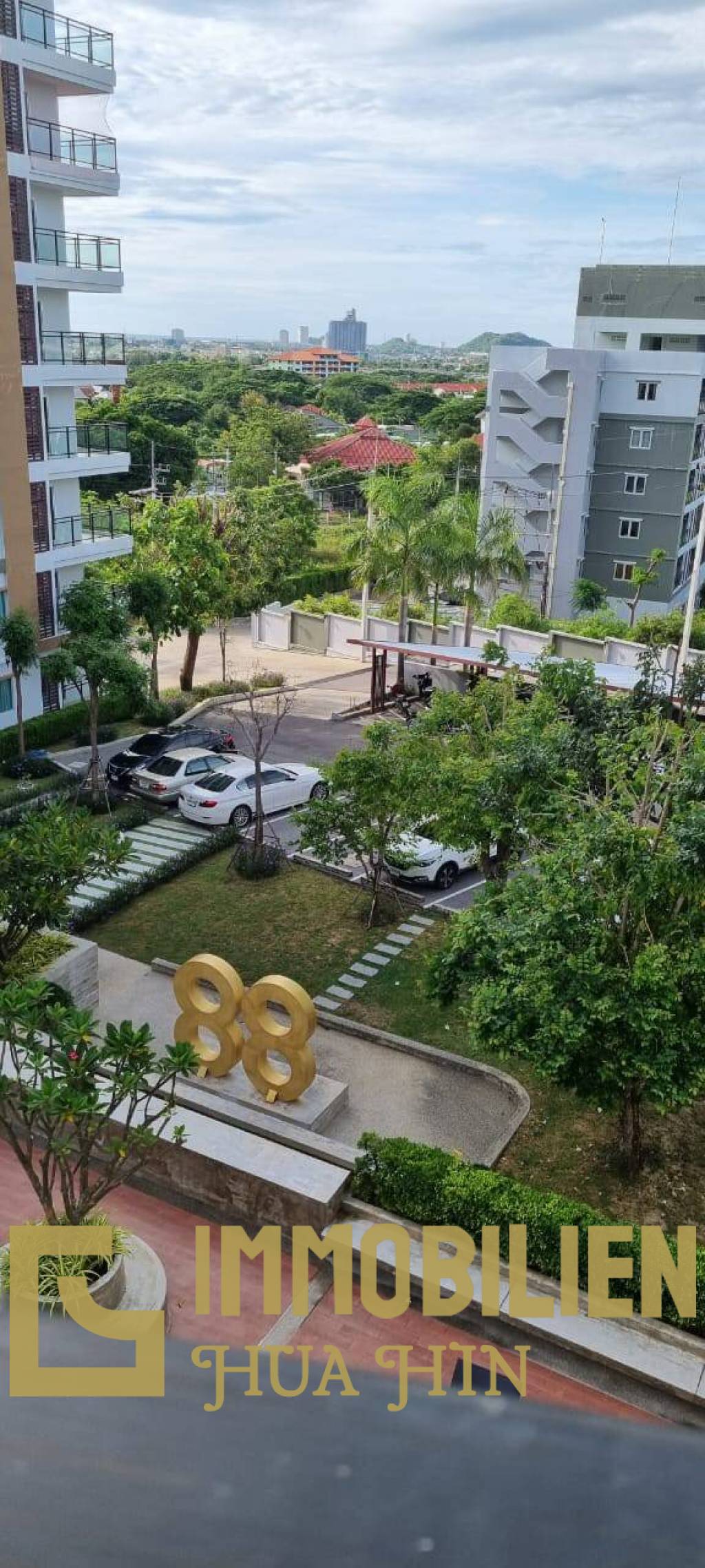 88 Condo: Vollständig möblierte Eigentumswohnung mit 1 Schlafzimmer und 1 Badezimmer mit Blick auf die Stadt