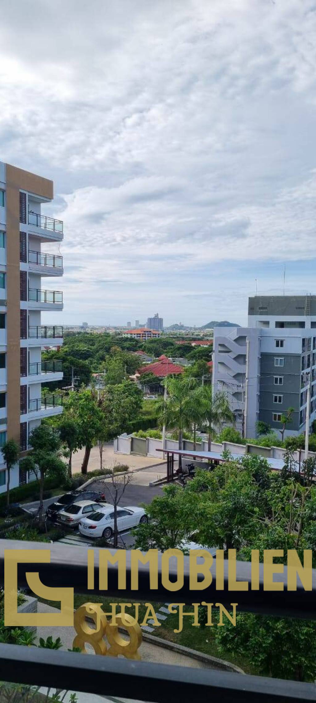 88 Condo: Vollständig möblierte Eigentumswohnung mit 1 Schlafzimmer und 1 Badezimmer mit Blick auf die Stadt