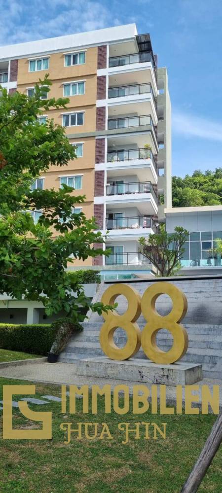 88 Condo: Vollständig möblierte Eigentumswohnung mit 1 Schlafzimmer und 1 Badezimmer mit Blick auf die Stadt