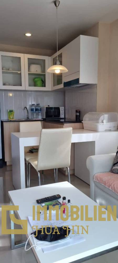 88 Condo: Vollständig möblierte Eigentumswohnung mit 1 Schlafzimmer und 1 Badezimmer mit Blick auf die Stadt
