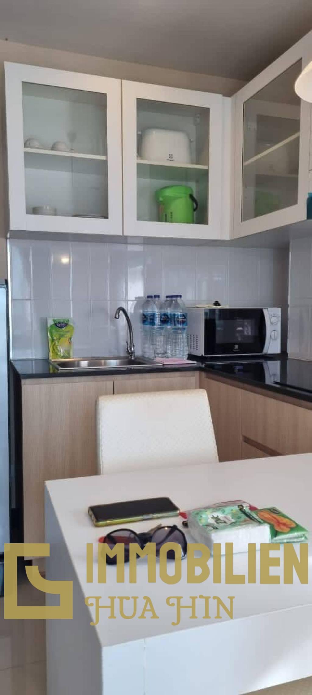 88 Condo: Vollständig möblierte Eigentumswohnung mit 1 Schlafzimmer und 1 Badezimmer mit Blick auf die Stadt
