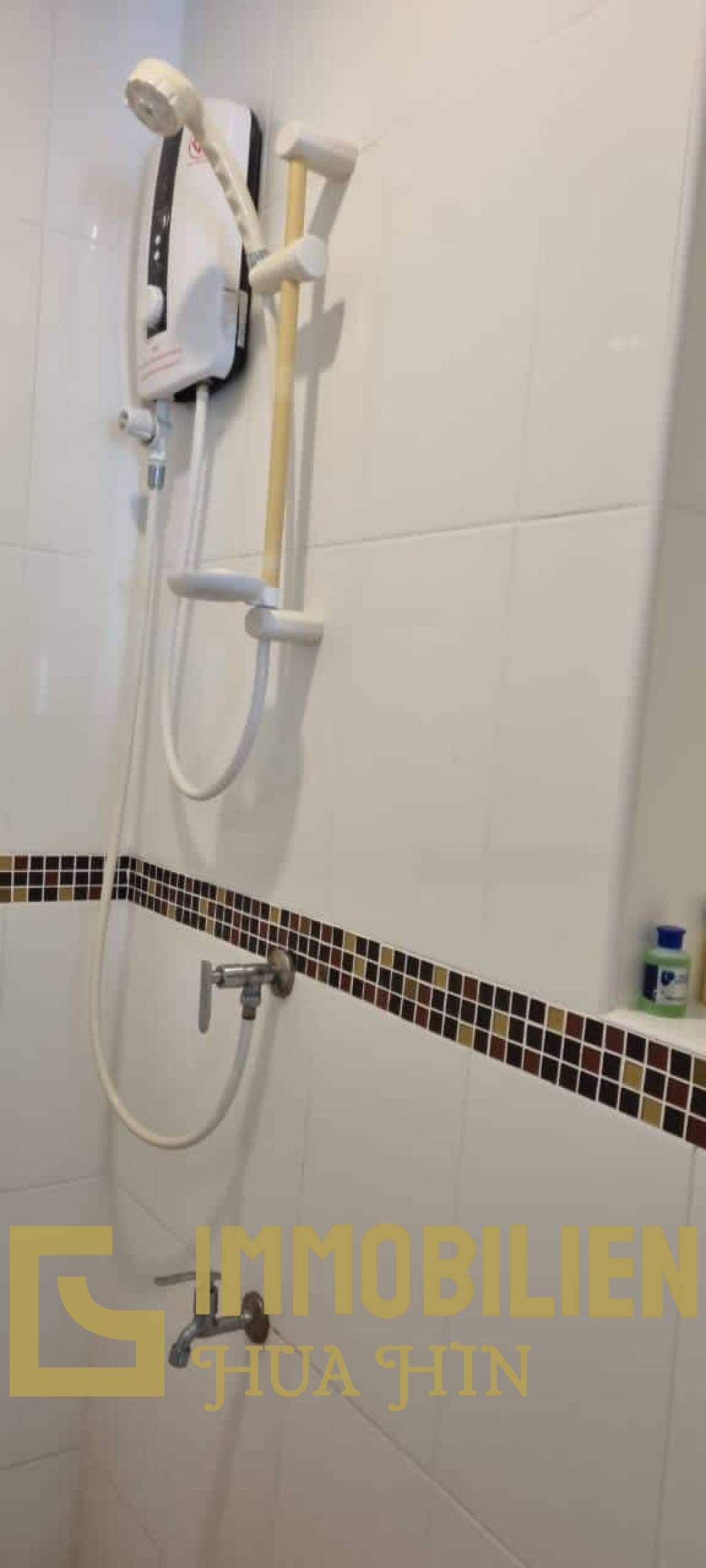 88 Condo: Vollständig möblierte Eigentumswohnung mit 1 Schlafzimmer und 1 Badezimmer mit Blick auf die Stadt