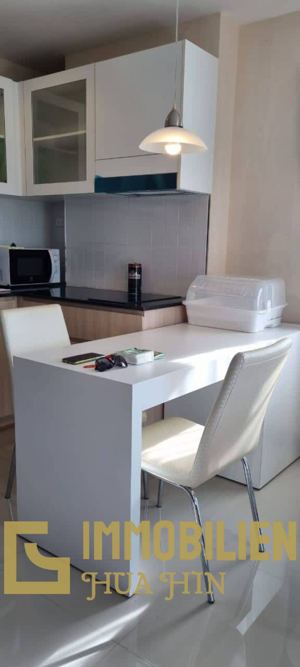 88 Condo: Vollständig möblierte Eigentumswohnung mit 1 Schlafzimmer und 1 Badezimmer mit Blick auf die Stadt