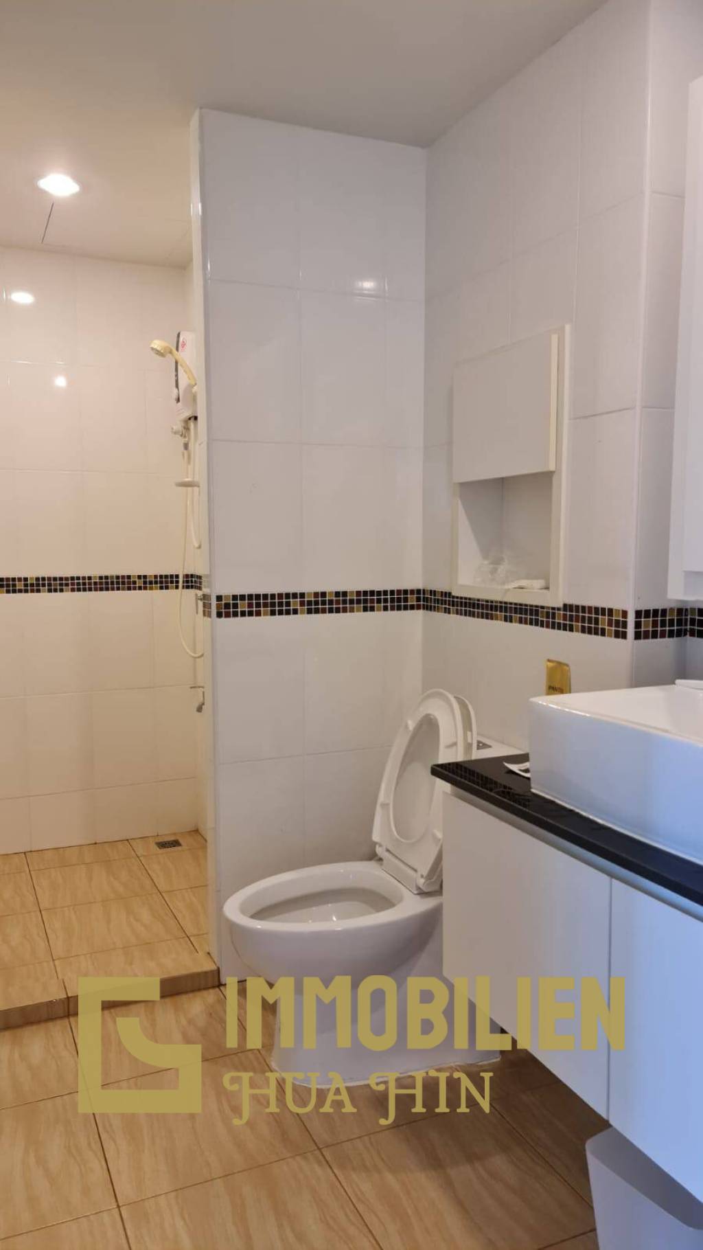 88 Condo: Vollständig möblierte Eigentumswohnung mit 1 Schlafzimmer und 1 Badezimmer mit Blick auf die Stadt