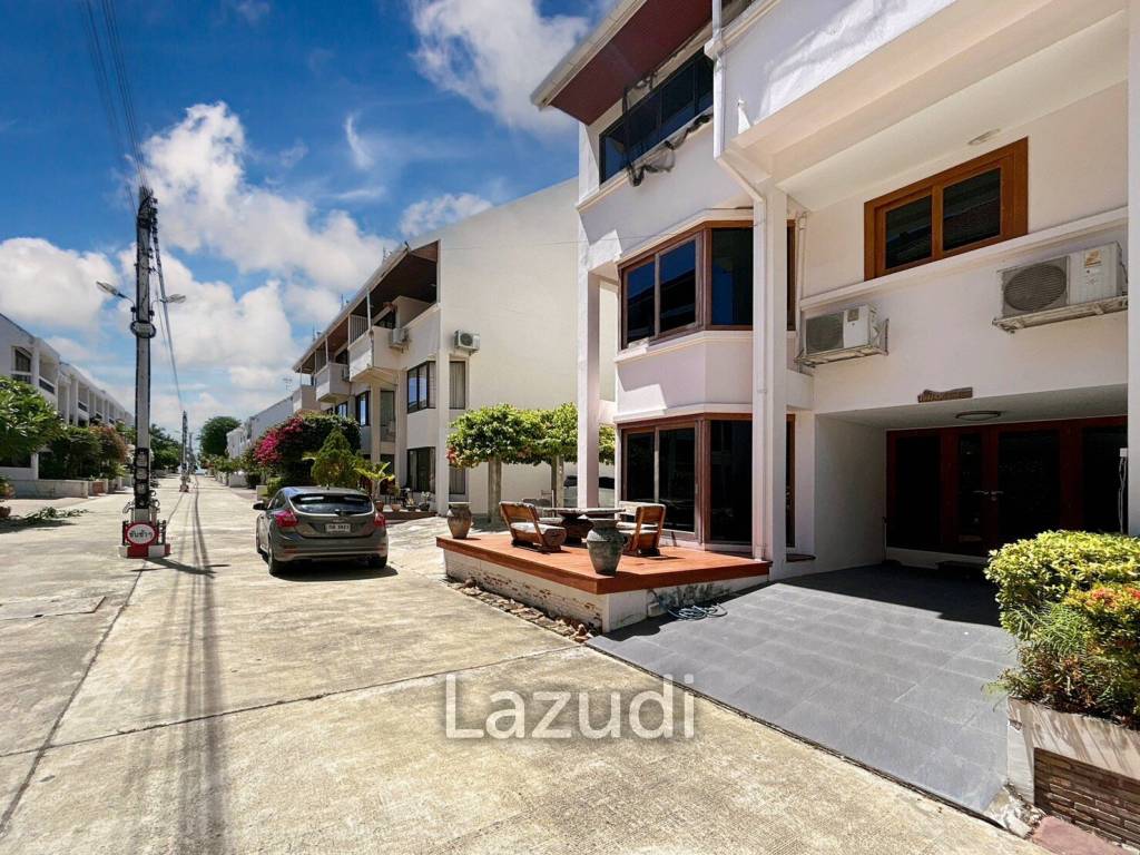3 Storey 5 Bedroom Townhouse : Baan Suksamraan