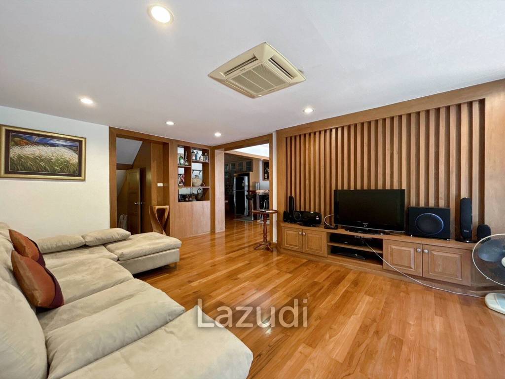 3 Storey 5 Bedroom Townhouse : Baan Suksamraan