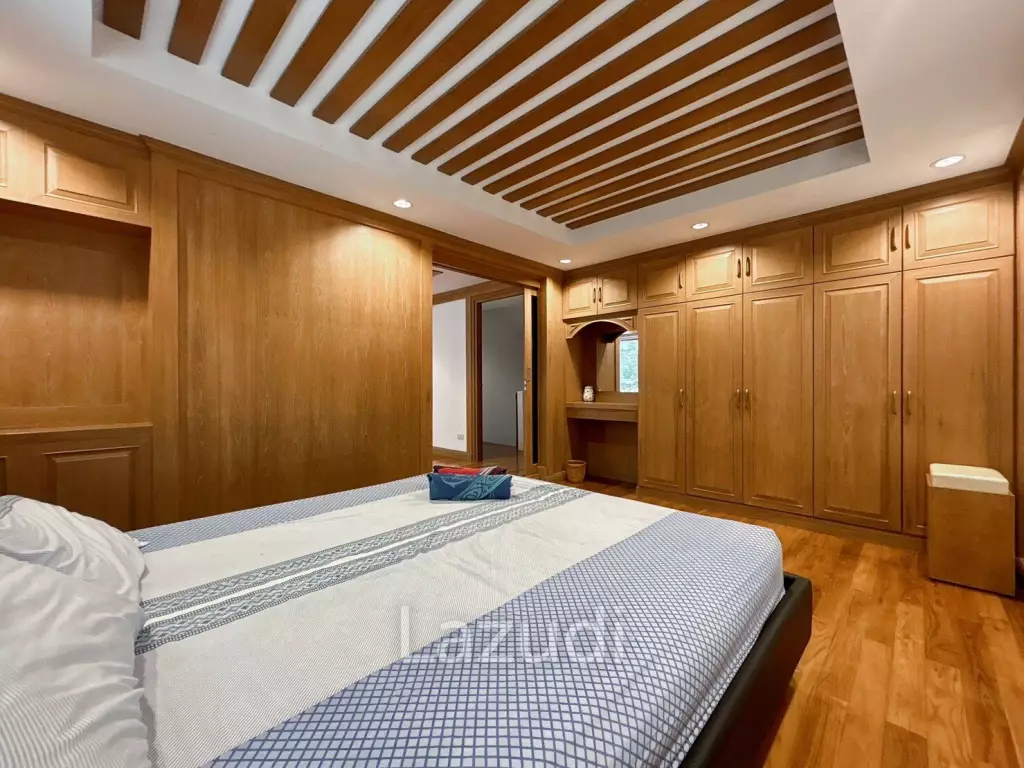 3 Storey 5 Bedroom Townhouse : Baan Suksamraan