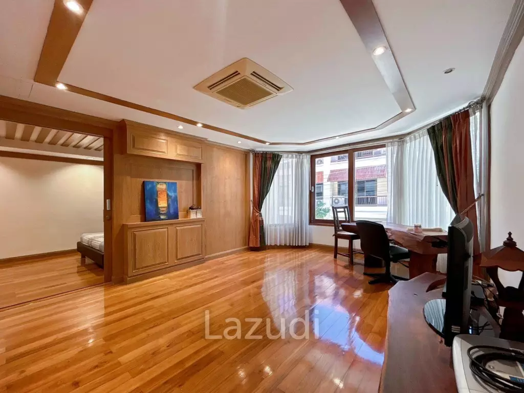 3 Storey 5 Bedroom Townhouse : Baan Suksamraan