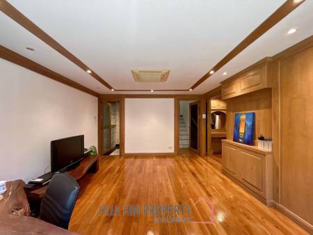 3 Storey 5 Bedroom Townhouse : Baan Suksamraan