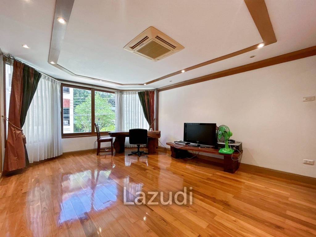 3 Storey 5 Bedroom Townhouse : Baan Suksamraan