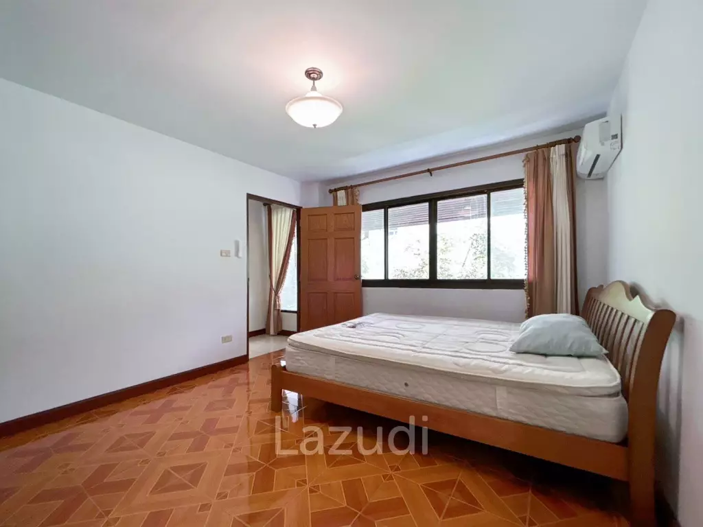 3 Storey 5 Bedroom Townhouse : Baan Suksamraan