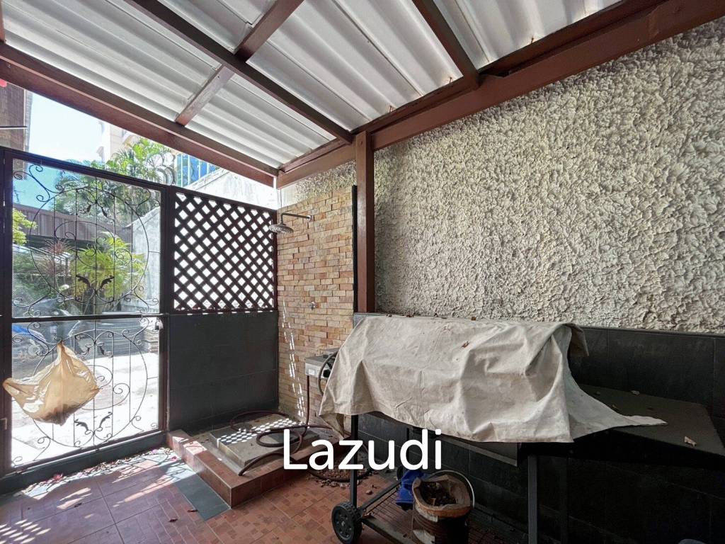 3 Storey 5 Bedroom Townhouse : Baan Suksamraan