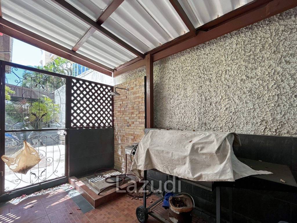 3 Storey 5 Bedroom Townhouse : Baan Suksamraan