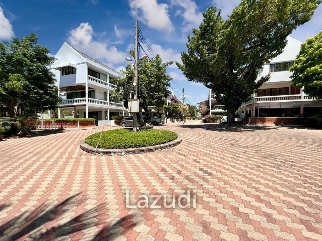 3 Storey 5 Bedroom Townhouse : Baan Suksamraan