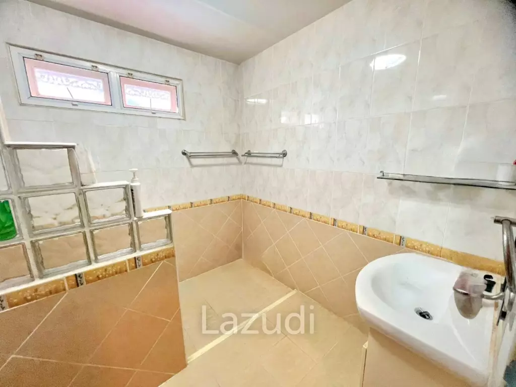 4 Bedroom 3 Bathroom 220 SQ.M Royal Park Hill