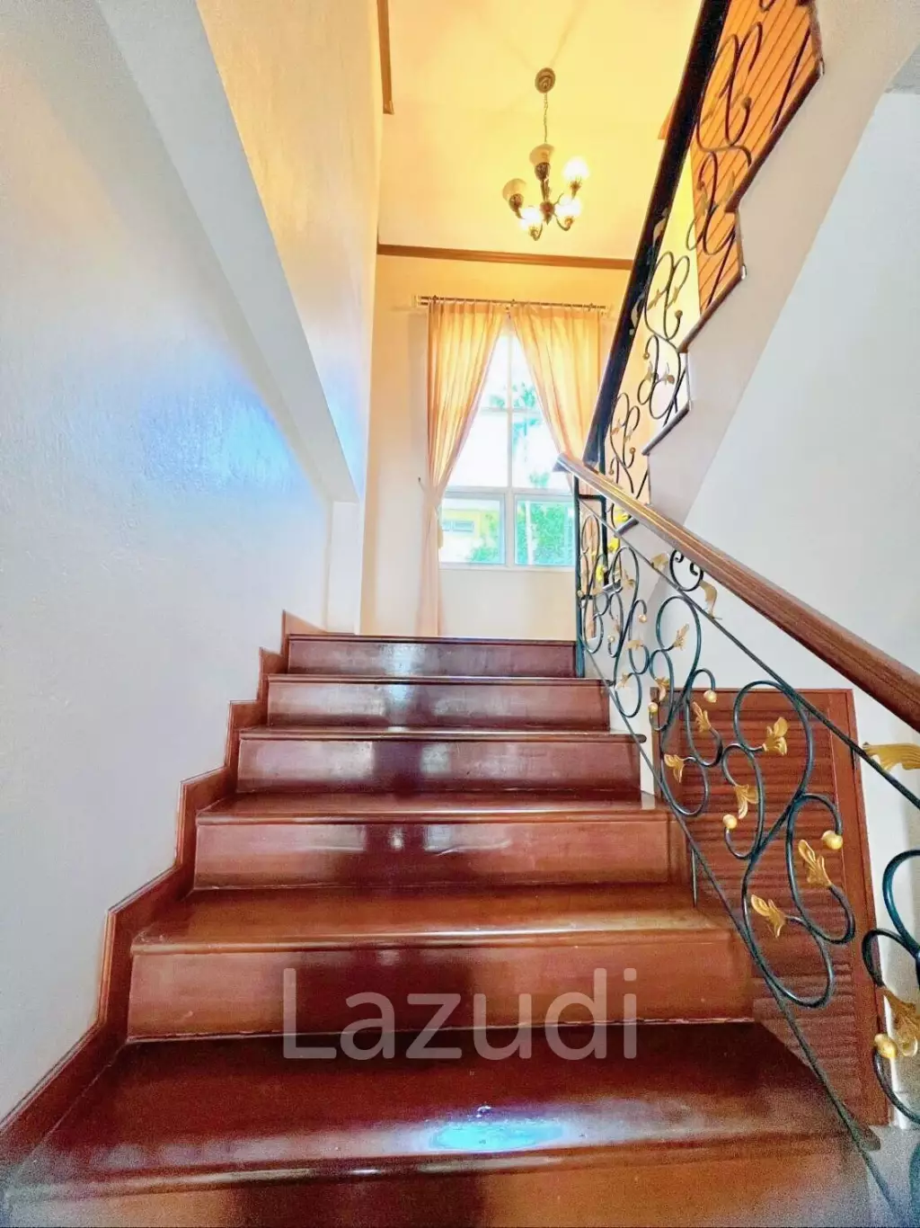 4 Bedroom 3 Bathroom 220 SQ.M Royal Park Hill