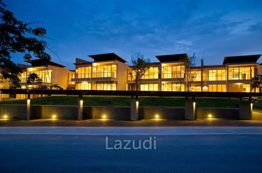 Luxury 2 Bed Condo on Palm Hills Golf Course