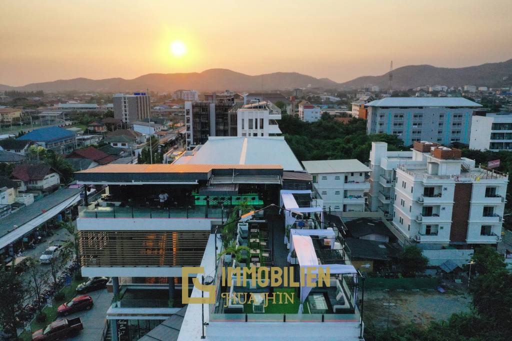 Zu verkaufen: Profitable Rooftop-Bar und Restaurant in Soi 94