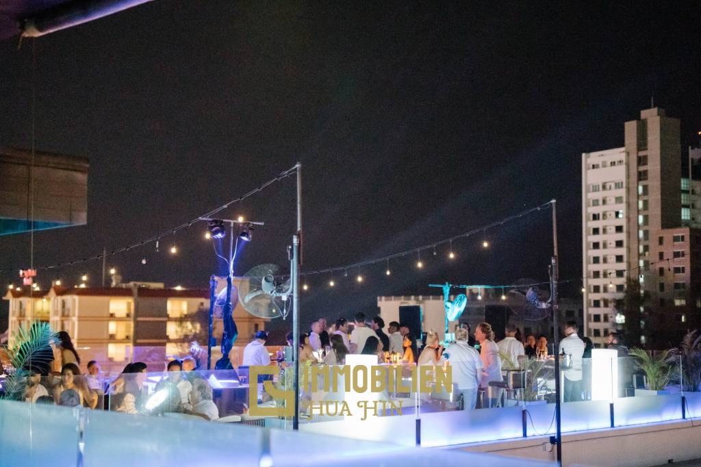 Zu verkaufen: Profitable Rooftop-Bar und Restaurant in Soi 94