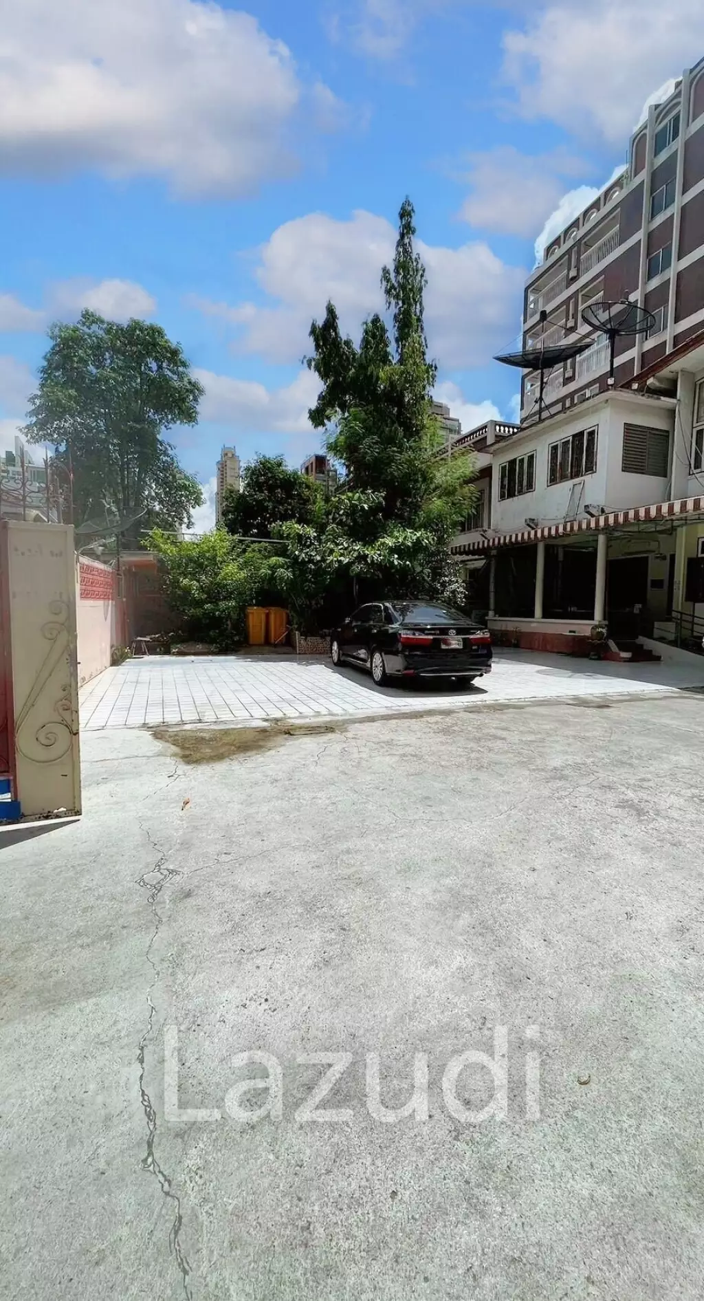 6 Bed 7 Bath 676 SQ.M House in sukhumvit 27