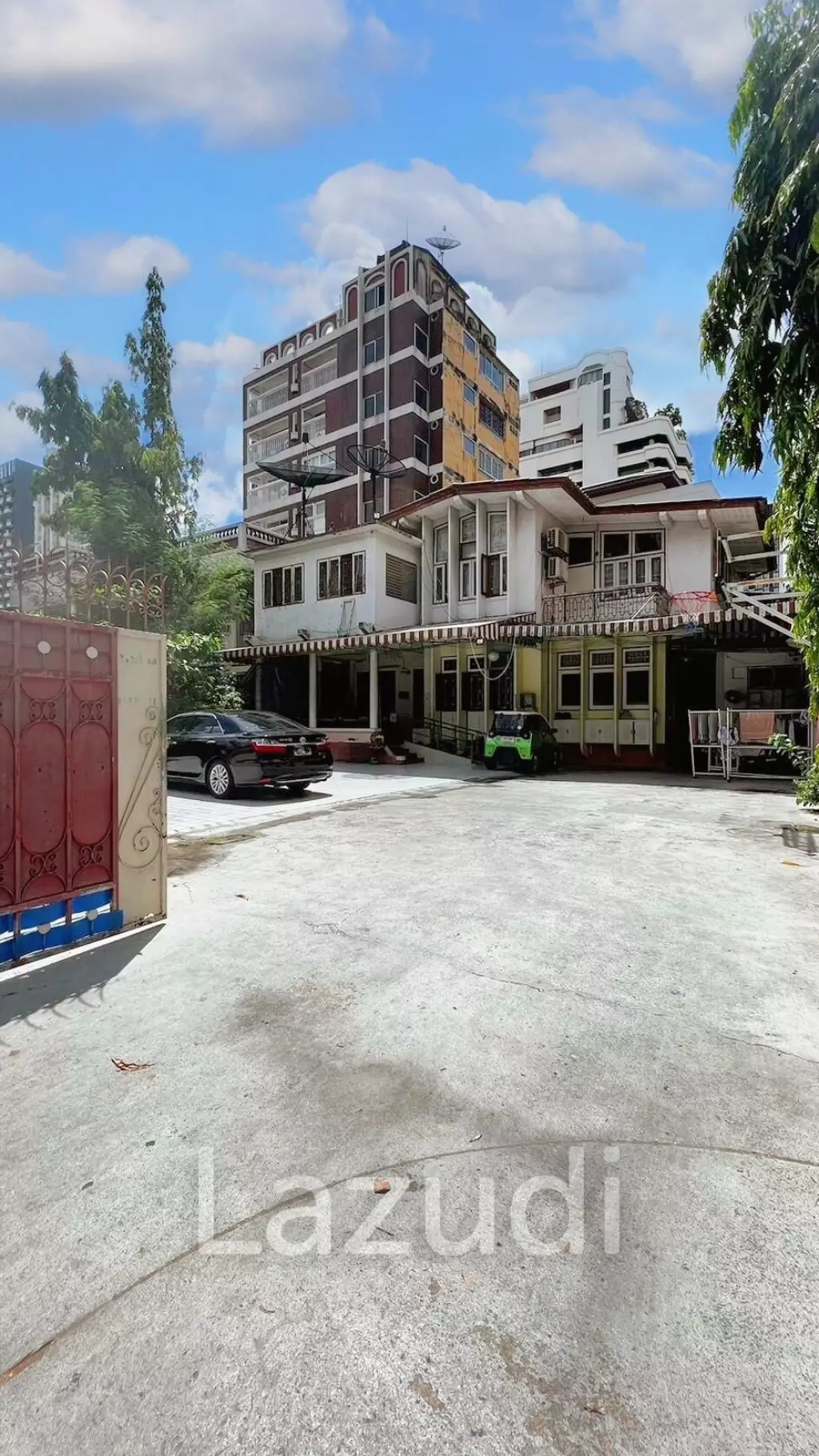 6 Bed 7 Bath 676 SQ.M House in sukhumvit 27