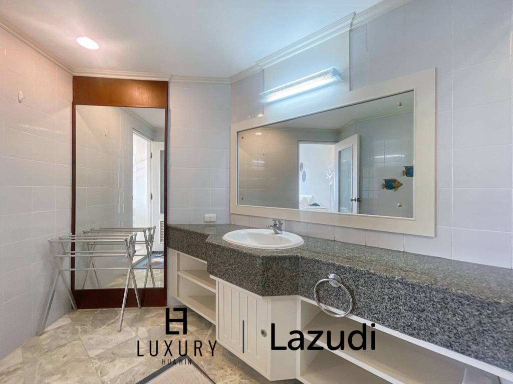 Palm Pavillion : 2 Bedroom Sea Views Condo