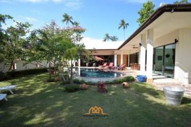 4 Beds 5 bathrooms pool villa near the beach