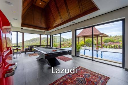 Panorama: Luxury Villa with Stunning Views