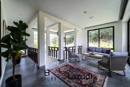 Panorama: Luxury Villa with Stunning Views