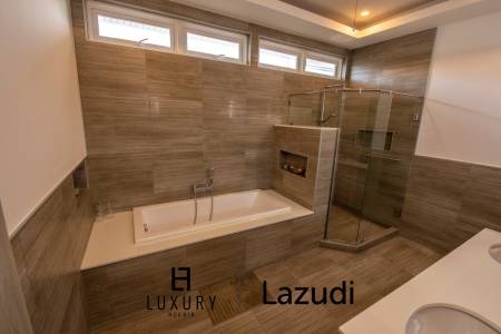 728 ตร.ม 3 เตียง 4 อาบน้ำ วิลล่า For ขาย