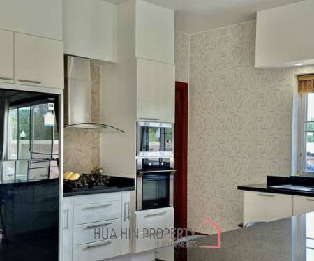 BREEZE HILL HUA HIN : 3 bed pool villa