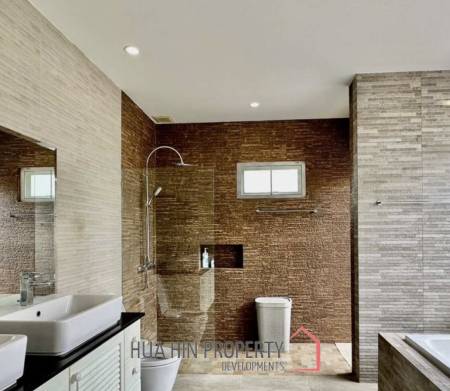 BREEZE HILL HUA HIN : 3 bed pool villa
