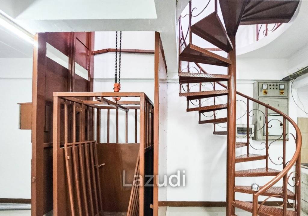 2 Bed 300 SQ.M Town house In Sukhumvit 26