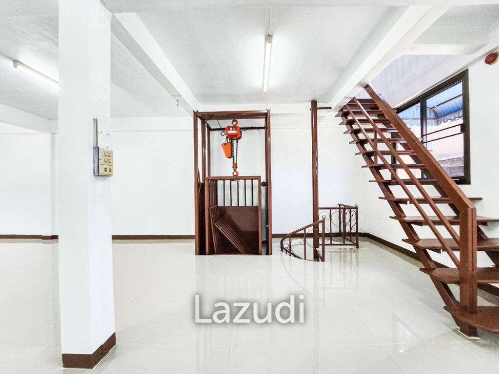 2 Bed 300 SQ.M Town house In Sukhumvit 26