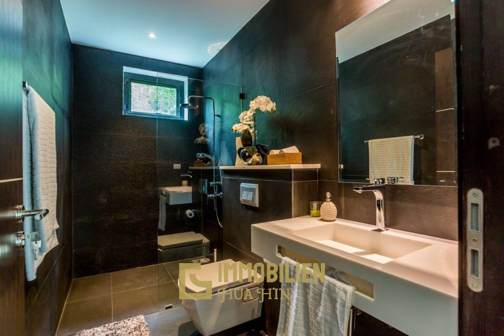 2,046 metro cuadrado 7 ` 8 Baño Villa de Venta