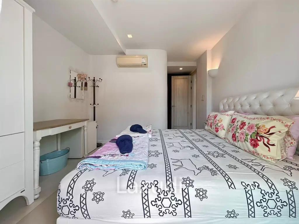 Chelona : 2 Bed Beachfront Condo Pool View