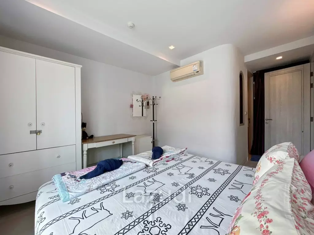 Chelona : 2 Bed Beachfront Condo Pool View
