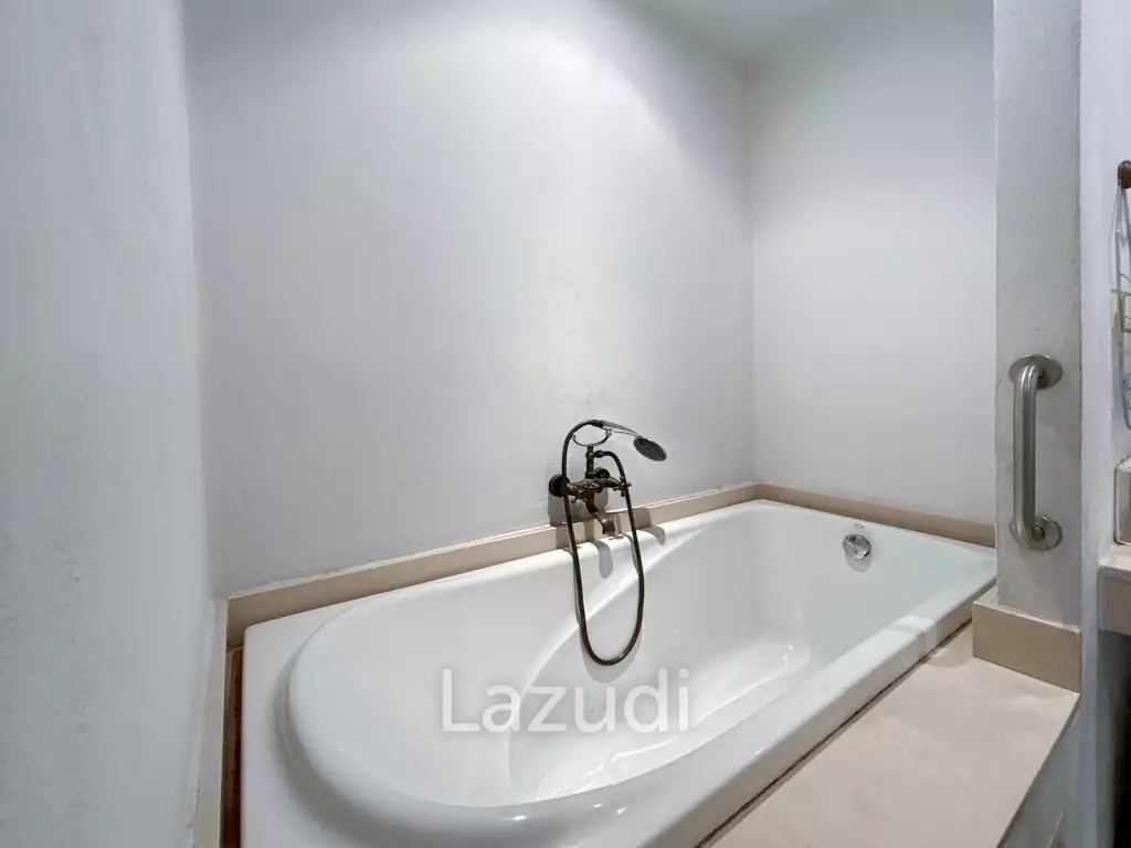 Chelona : 2 Bed Beachfront Condo Pool View