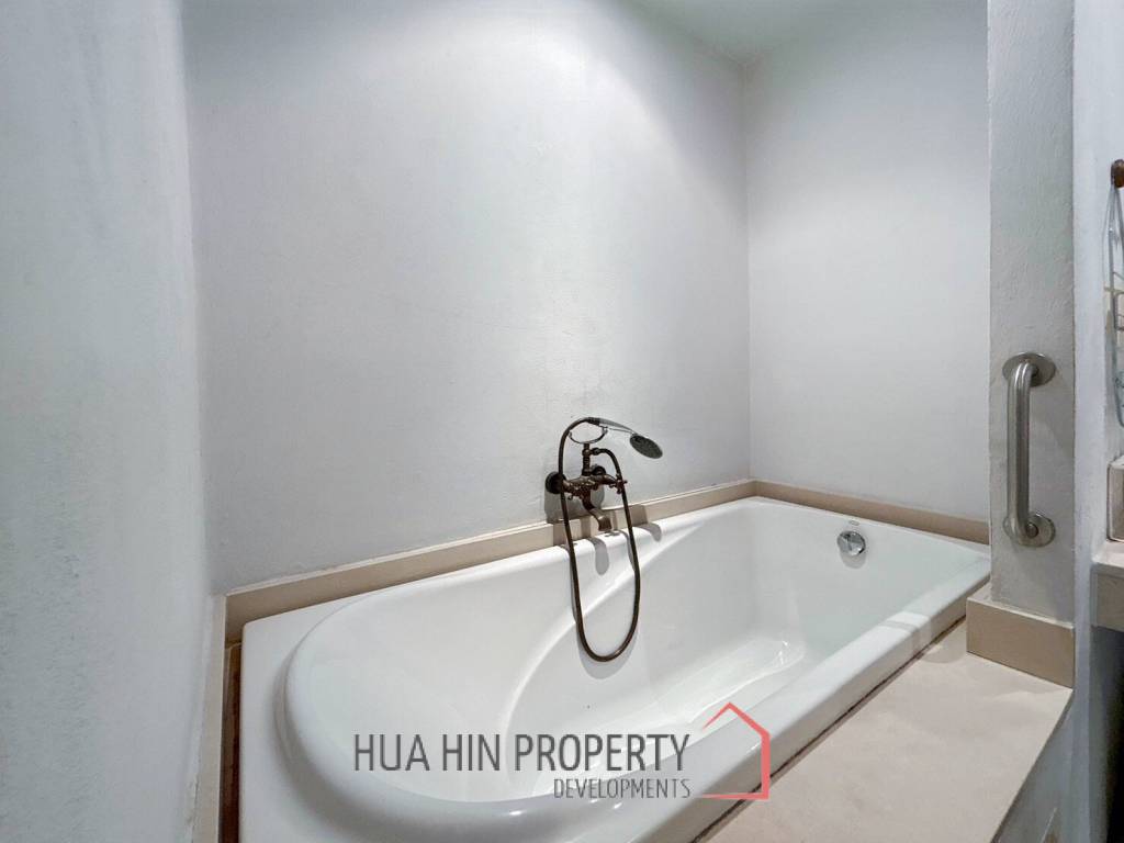 Chelona : 2 Bed Beachfront Condo Pool View