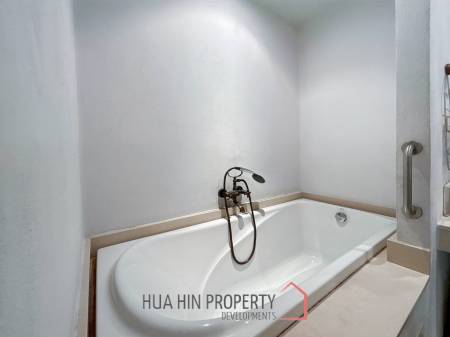 Chelona : 2 Bed Beachfront Condo Pool View