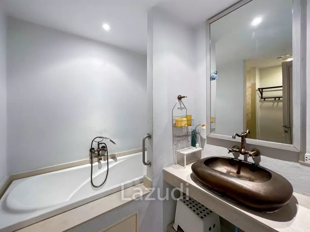 Chelona : 2 Bed Beachfront Condo Pool View