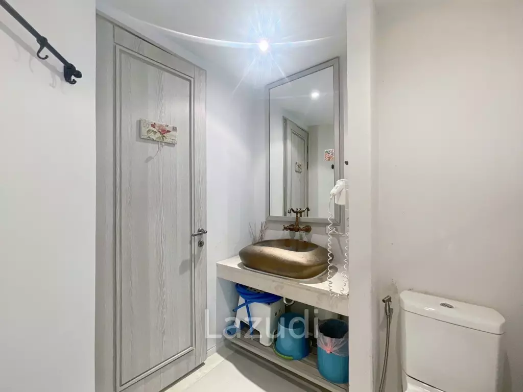 Chelona : 2 Bed Beachfront Condo Pool View