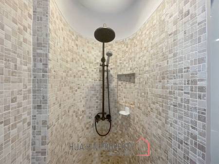 Chelona : 2 Bed Beachfront Condo Pool View