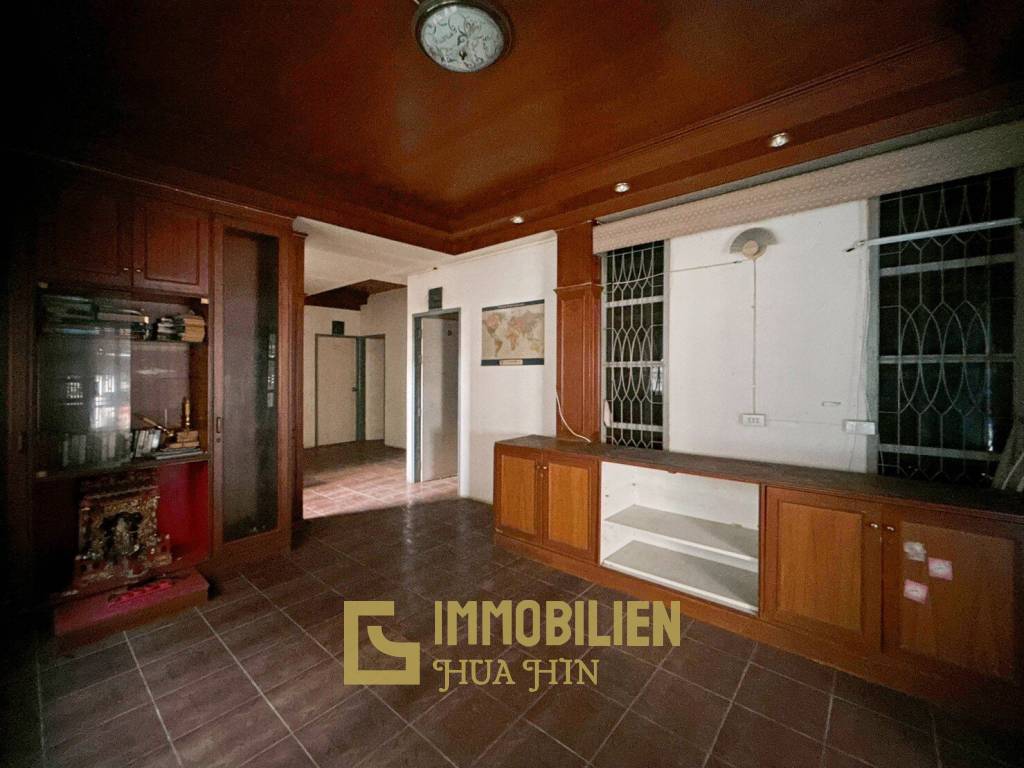 Prime Location : 2 Storey Townhouse On Soi Selakam