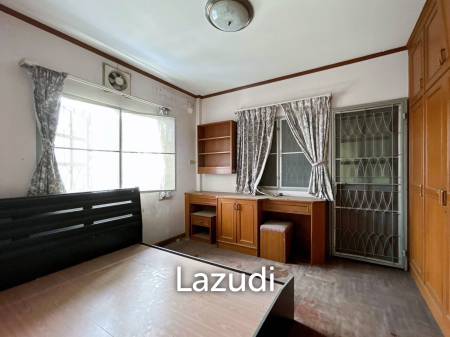 Prime Location : 2 Storey Townhouse On Soi Selakam